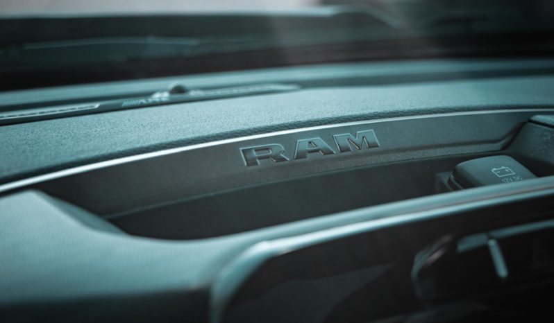 
								Dodge RAM 5.7 V8 Sport full									